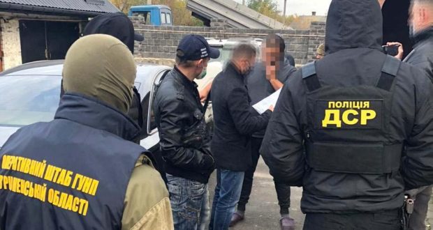 15 кілограмів бурштину вилучили в Рокитному