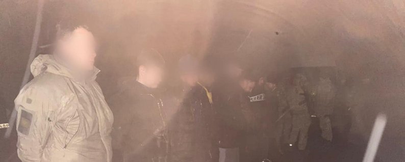 2500 євро за перетин кордону. На Буковині затримали 8 українців призовного віку та їх переправника