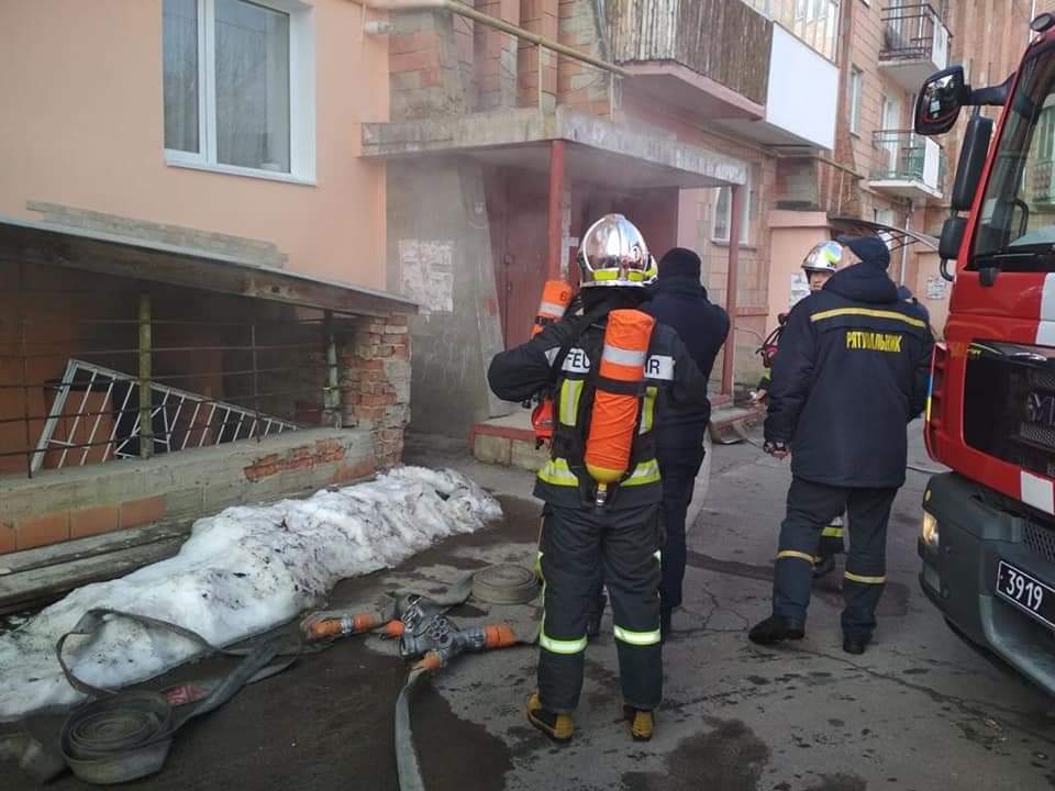 У Рівному на Замковій загорівся будинок