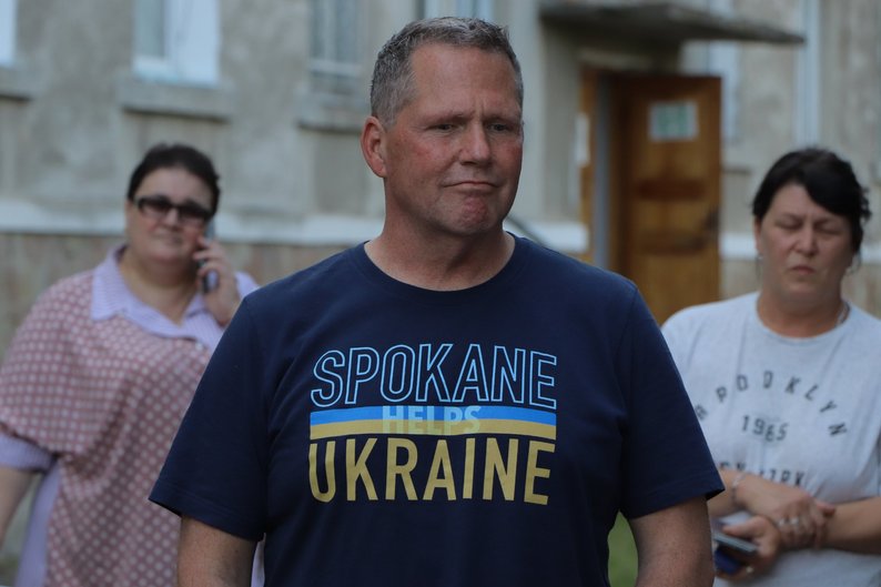 Американський волонтер вісім років допомагає українцям