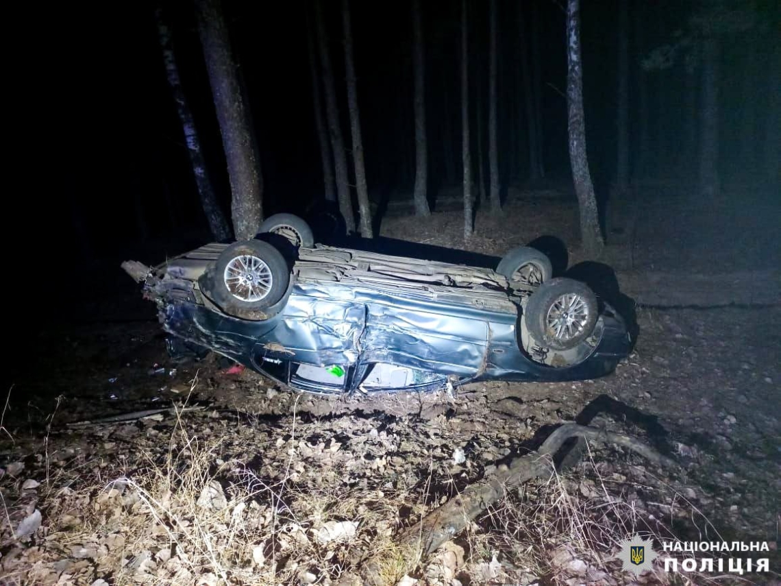 Авто перекинулося на дах: травми отримали троє молодиків