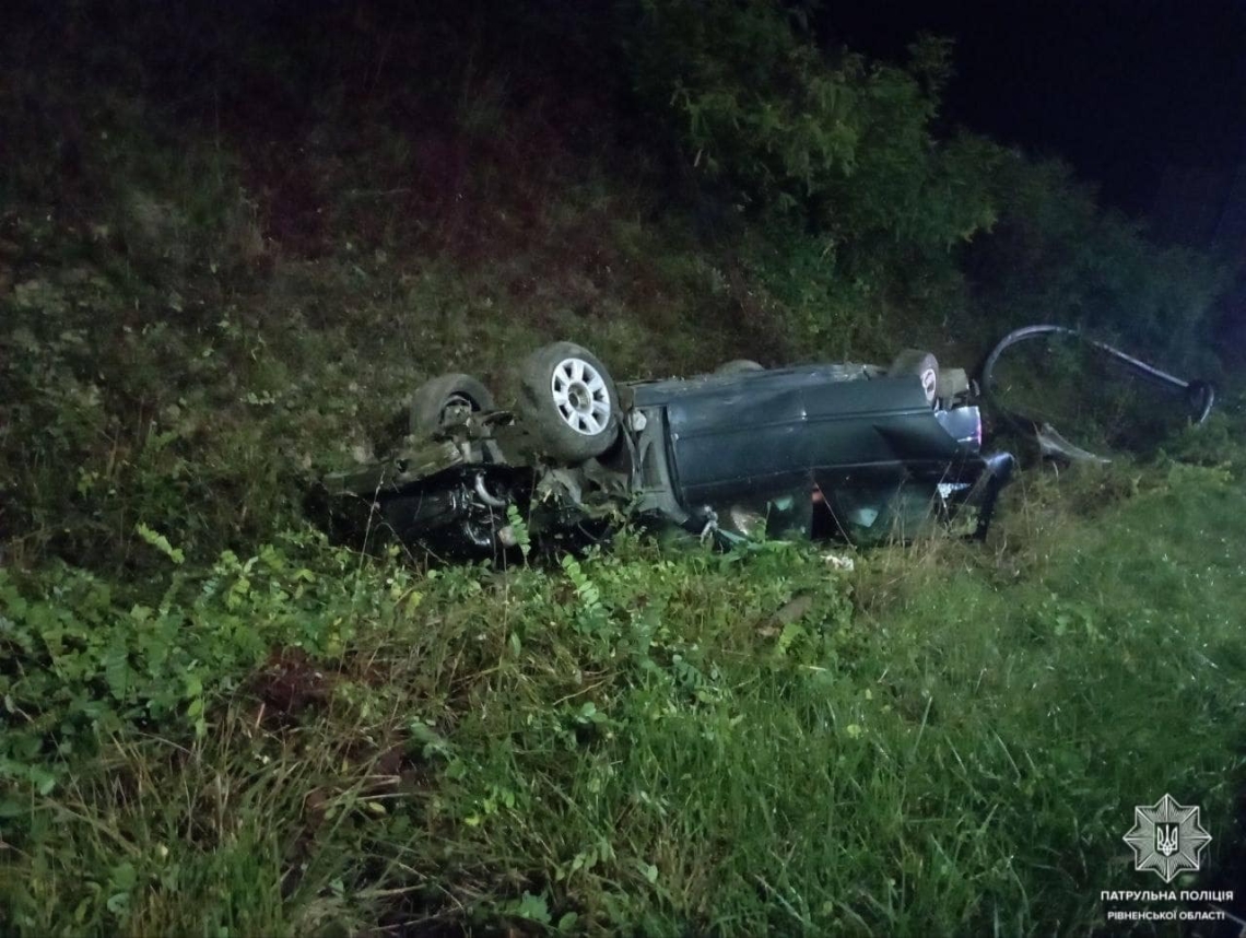 Авто влетіло у відбійник та перекинулось: водій не постраждав