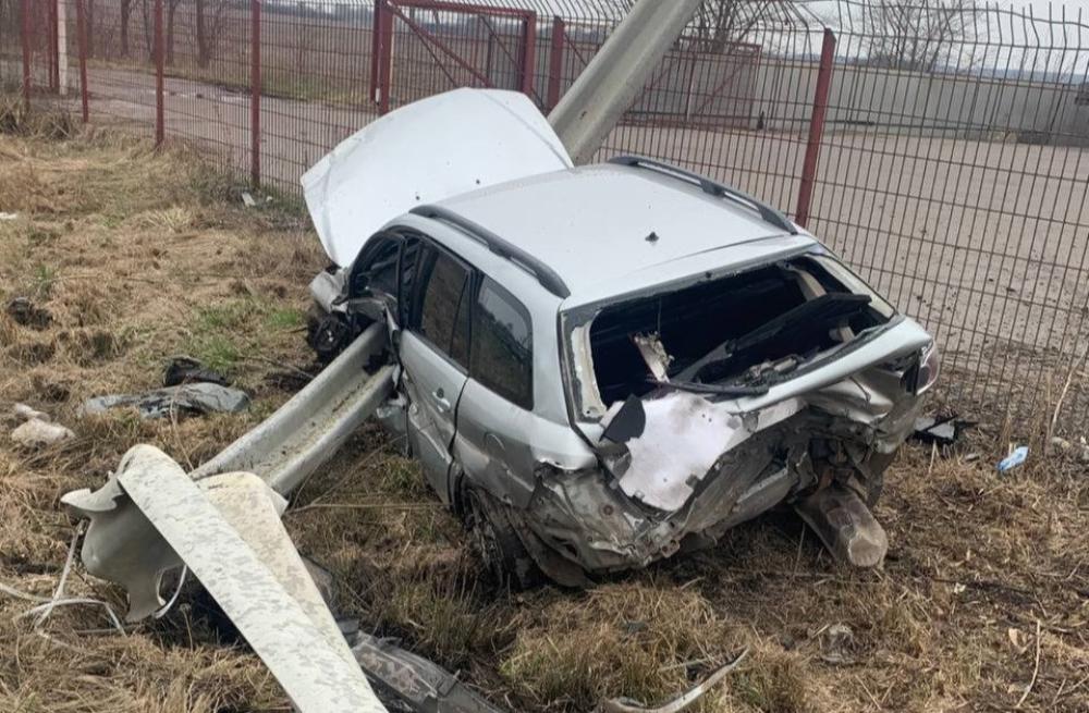 Автомобіль пронизав металевий відбійник, але водій не постраждав