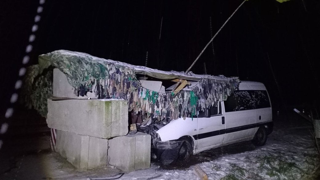 Автомобіль в`їхав у бетонні блоки блокпоста