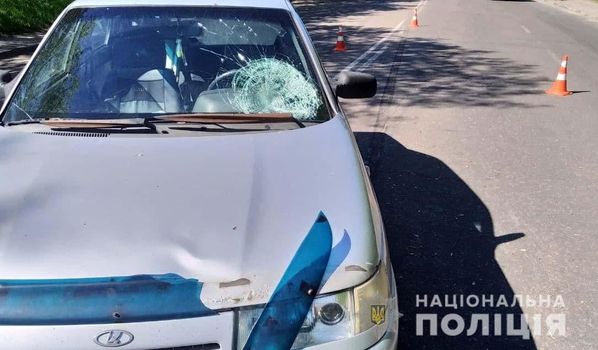 Автомобіль збив жінку, коли та перебігала дорогу