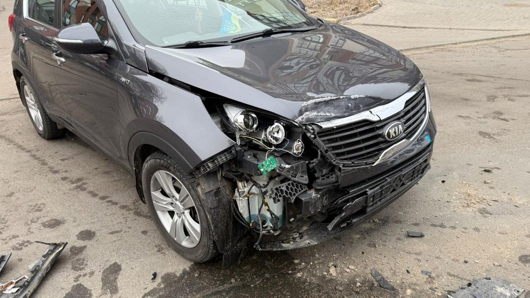 Автомобіль збив жінку на тротуарі