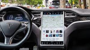 Автомобілі Tesla зупинилися під час руху по всьому світу: на сервері стався збій