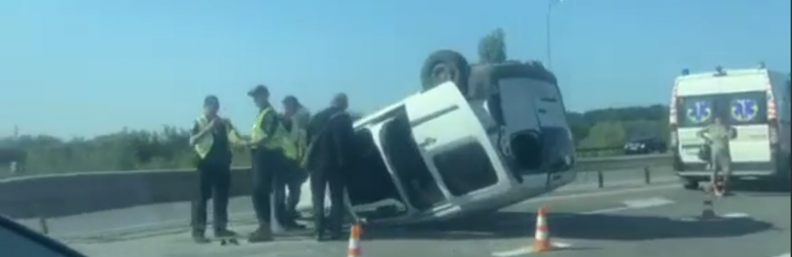 Біля Рівного авто перекинулося на дах (ВІДЕО)