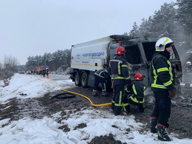 Біля Рівного погасили палаючий бензовоз