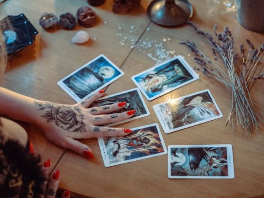Близнюкам — «Королева Мечів» та рішучість, Козерогам — «Туз Монет» та перспективи: Таро-прогноз на 9 квітня