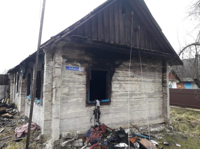 Чоловік згорів в будинку: мама з дитиною залишилися без житла