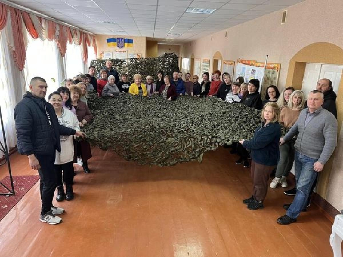 Чотири маскувальні сітки за день плетуть учні спецшколи