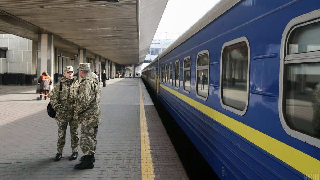 Для військовиків, які їдуть у відпустку чи відрядження, є спецбронь на потяги