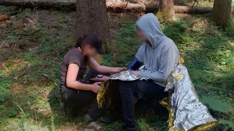 Добу блукав, замерз, не спав. У лісі відшукали порушника кордону, який потребував медичної допомоги