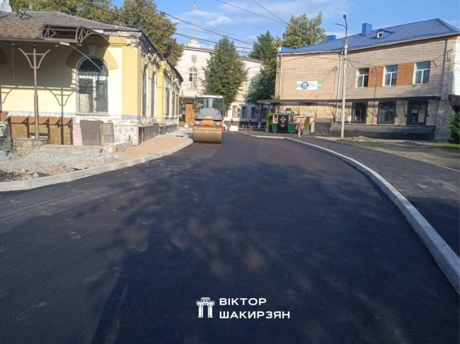 Дорогу біля