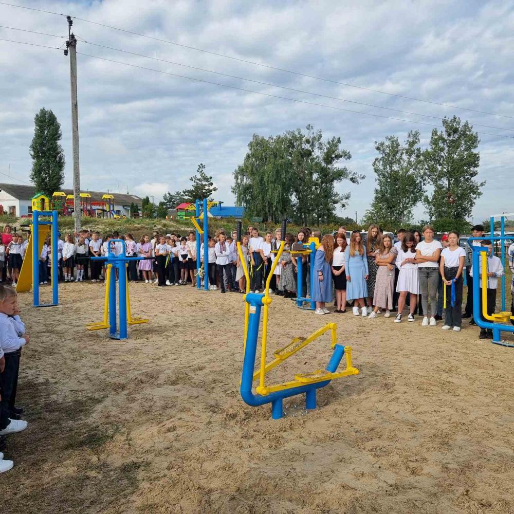 Дружина загиблого на фронті чоловіка відкрила у селі на Рівненщині спортмайданчик