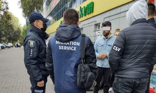 Двох іноземців затримали у кафе в Рівному