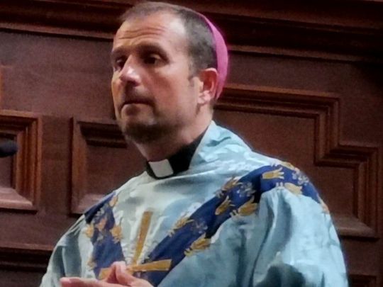 Єпископ зрікся сану, закохавшись у письменницю еротичних романів