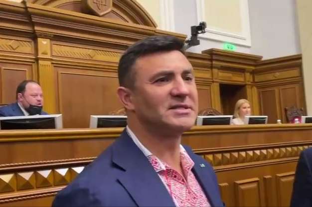 «Слуга» Тищенко знову відзначився: накинувся на нардепа біля трибуни Ради (відео)