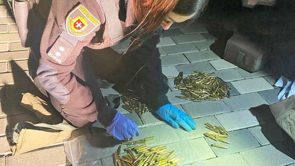 Їхали втихомирювати забіяку, а знайшли сховок зі зброєю