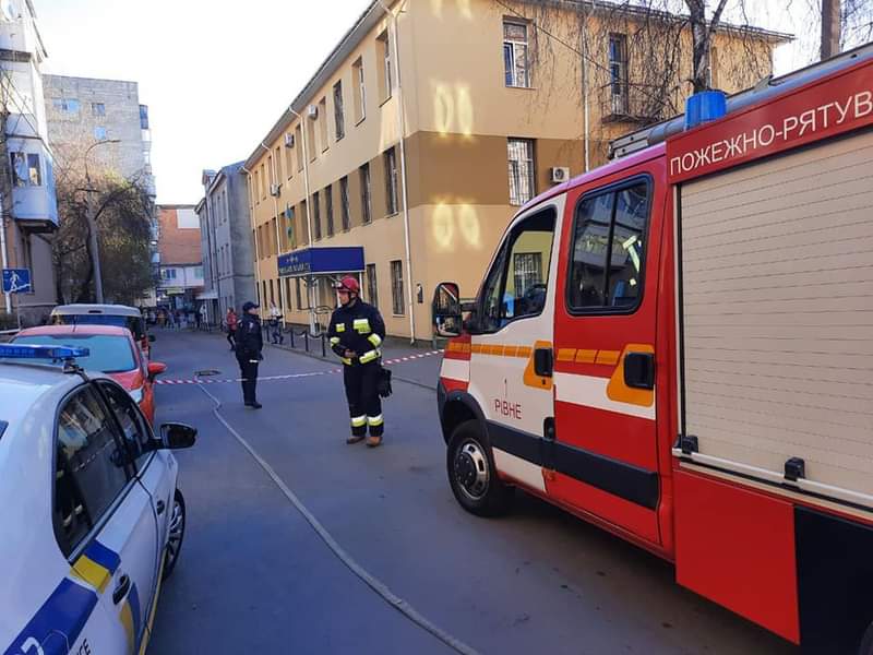 Із Рівненського міського суду евакуювали 40 людей
