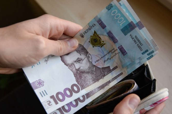 Кабмін готує нову формулу розрахунку зарплат: кого торкнуться зміни