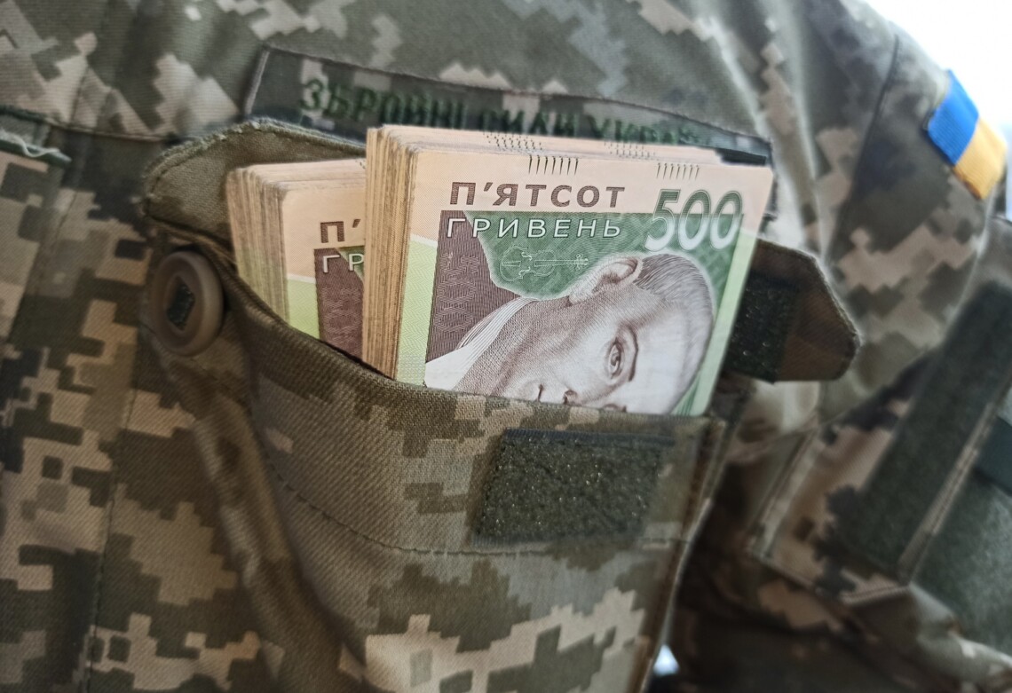Кому 100 000, кому — 6000: п`ять важливих питань про доплати військовикам