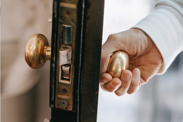 Лазили по хатах: у передмісті Івано-Франківська затримали мародерів (ВІДЕО)