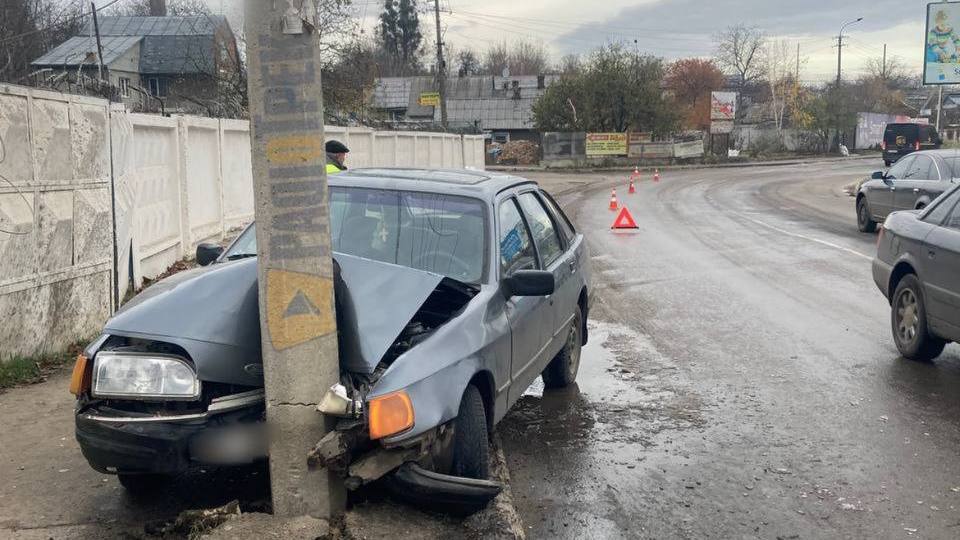 Легковик в’їхав в електроопору: постраждала пасажирка