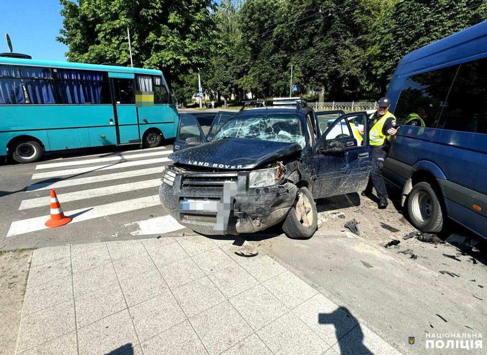 Маршрутка зіткнулась з позашляховиком: постраждала пасажирка