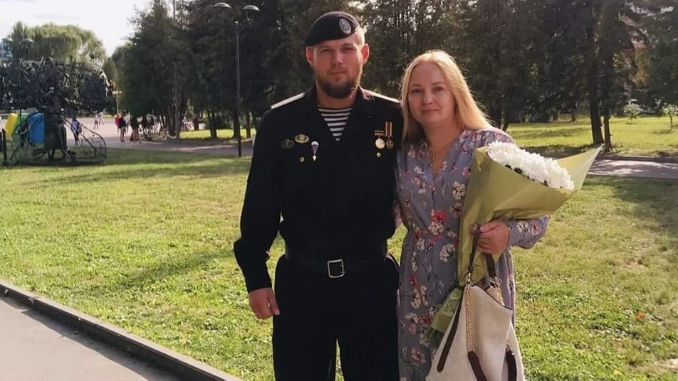 Мати загиблого військовика передала нові речі із свого бутика до волонтерського штабу