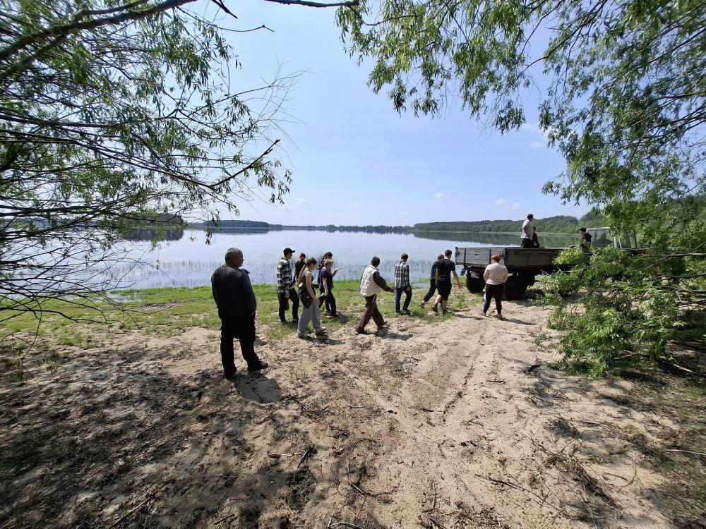 Майже дві тонни сміття зібрали з берегів озера Нобель
