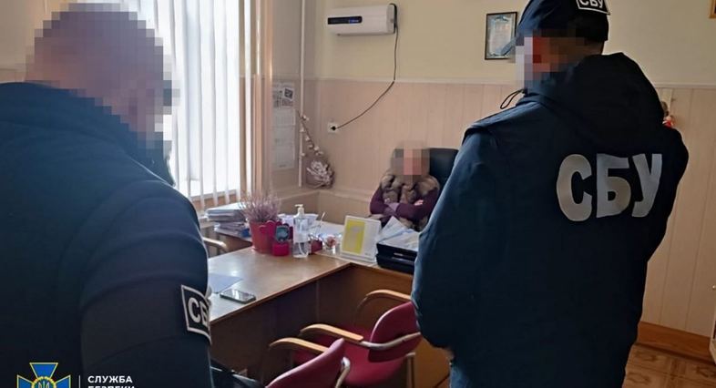 Майже пів мільйона доларів та колекцію ювелірних прикрас знайшли у керівниці МСЕК на Миколаївщині