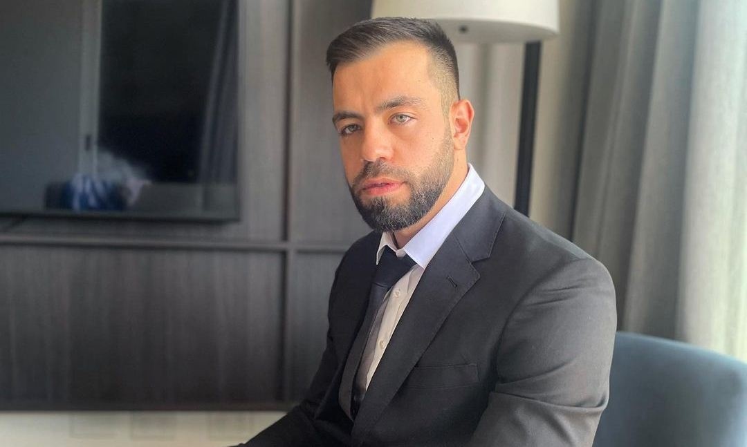 Мільйонер пропонує зарплату помічнику, який подорожуватиме з ним світом