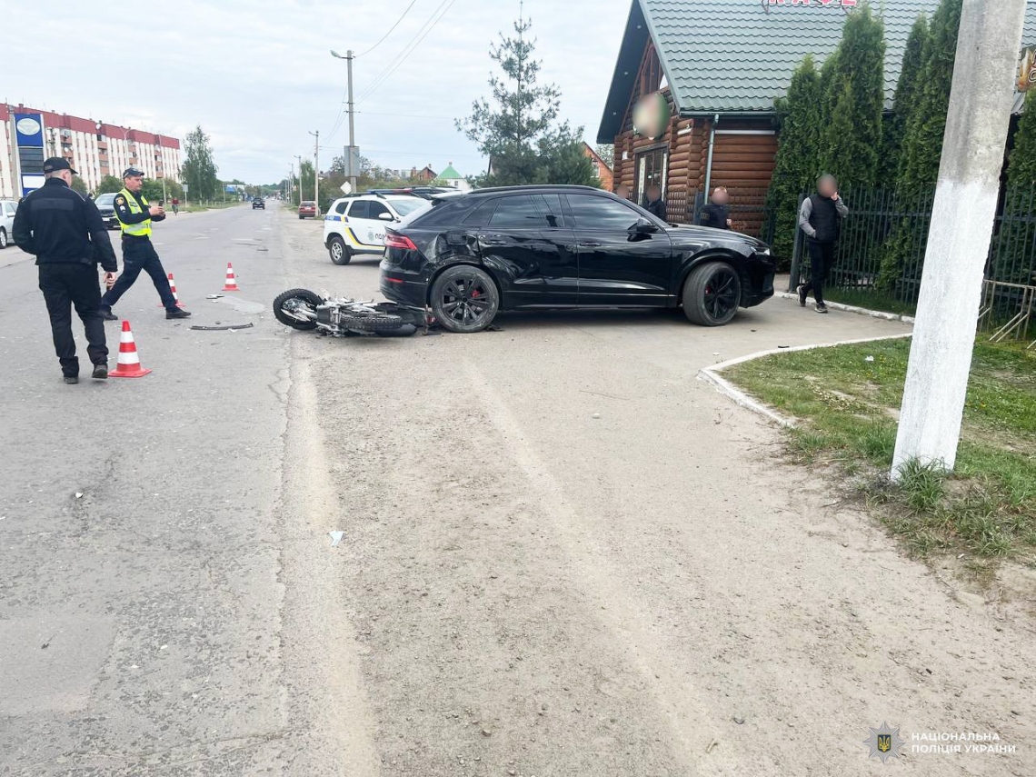 Мотоцикліст врізався у припарковане авто