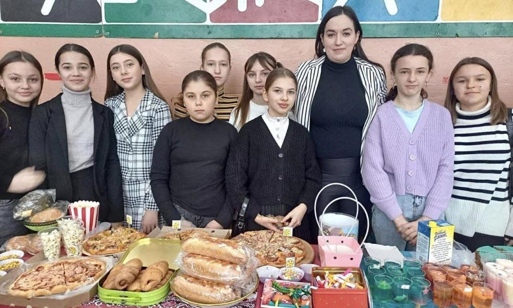 На благодійному ярмарку школярі Рокитного зібрали 30 тисяч для ЗСУ