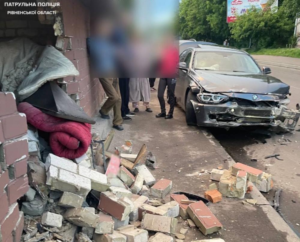 На BMW з чужими номерами в’їхав у сарай