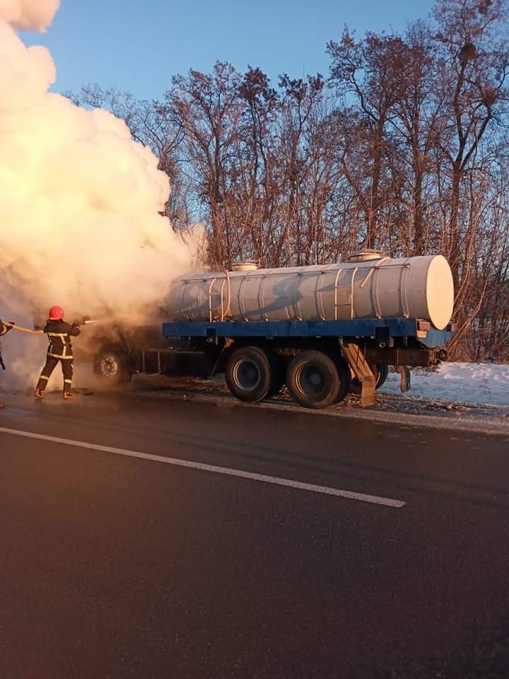 На Дубенщині під час руху загорілася вантажівка