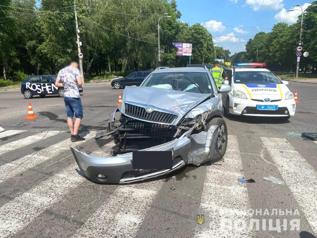 На перехресті у Рівному зіткнулись два автомобілі