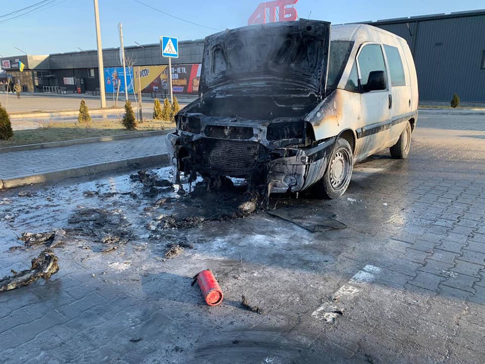 На Рівненщині біля “АТБ” горів Fiat