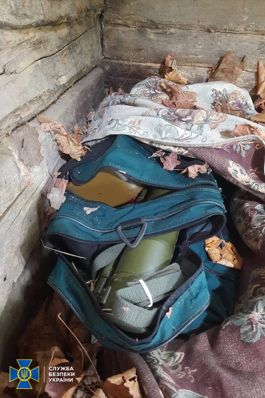 На Рівненщині біля кордону з Білоруссю знайшли тайник зі зброєю (ФОТО)