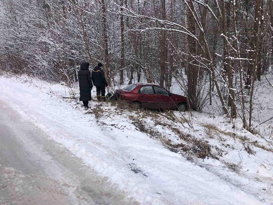 На Рівненщині через негоду автівка злетіла у кювет