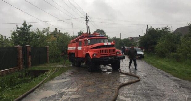 На Рівненщині через сильну зливу підтопило будинки