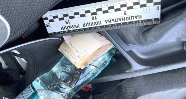 На Рівненщині двоє чоловіків намагалися дати хабара поліцейським