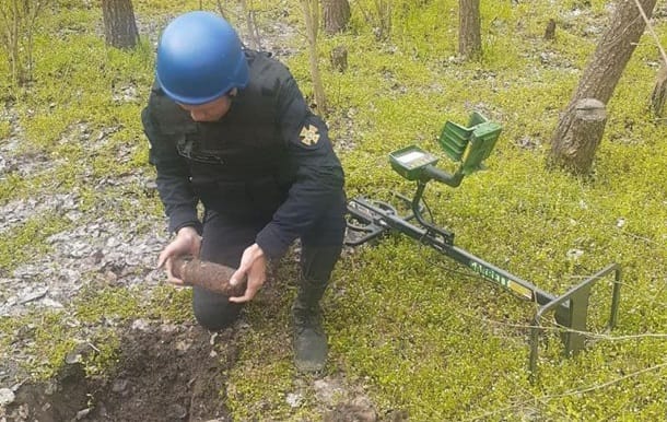 На Рівненщині, її жителі викопали в полі два артснаряди