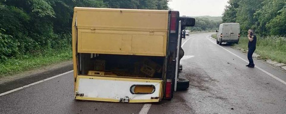 На Рівненщині перекинувся хлібовоз
