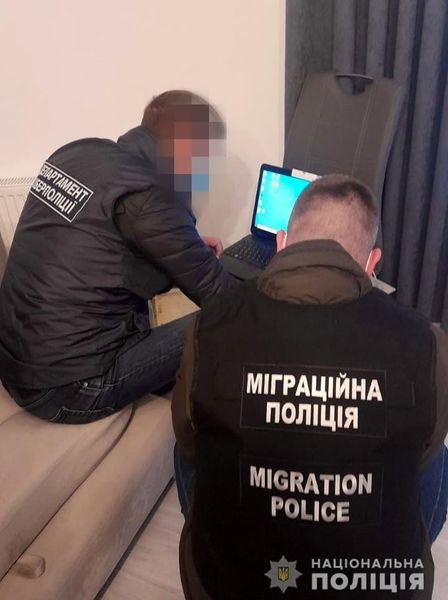 На Рівненщині поліцейські викрили групу, яка виготовляла фіктивну COVID-документації