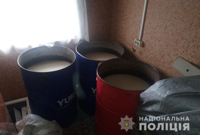 На Рівненщині поліцейські знищили понад тонну закваски та 60 літрів спиртовмісної рідини