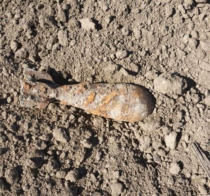 На Рівненщині посеред поля викопали мінометну міну