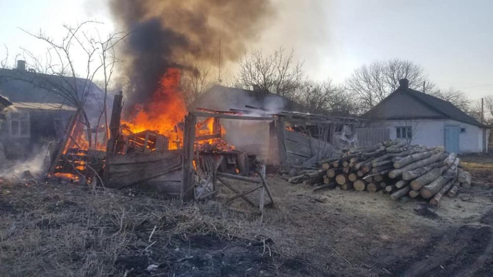 На Рівненщині селяни палили сміття, а залишились без хліва